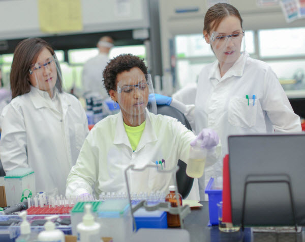 Women working in a Quest lab